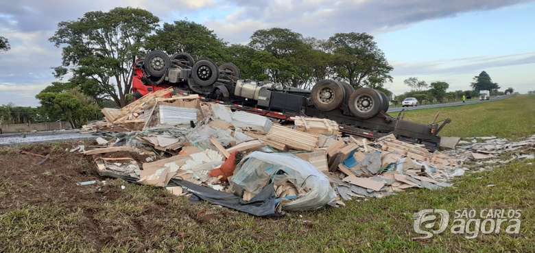 Foto 10 de 22 — Batida entre caminhão e perua deixa 10 feridos na Washigton Luís
