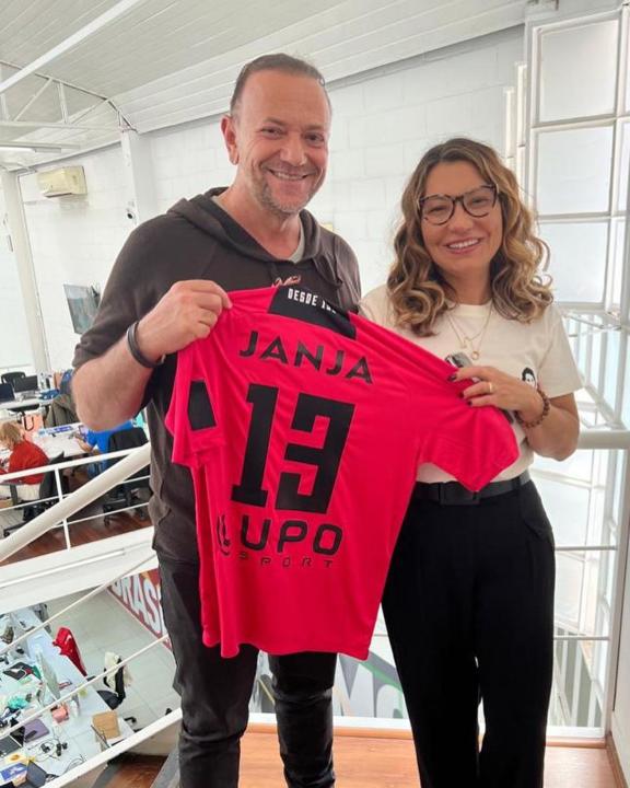 Foto 3 de 3 — Edinho Silva presenteia Lula e Janja com camisa da Ferroviária; veja