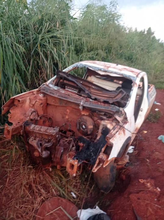 Foto 2 de 6 — Após furto, viatura de Santa Lúcia é encontrada sem as rodas e motor; 'totalmente depenada'