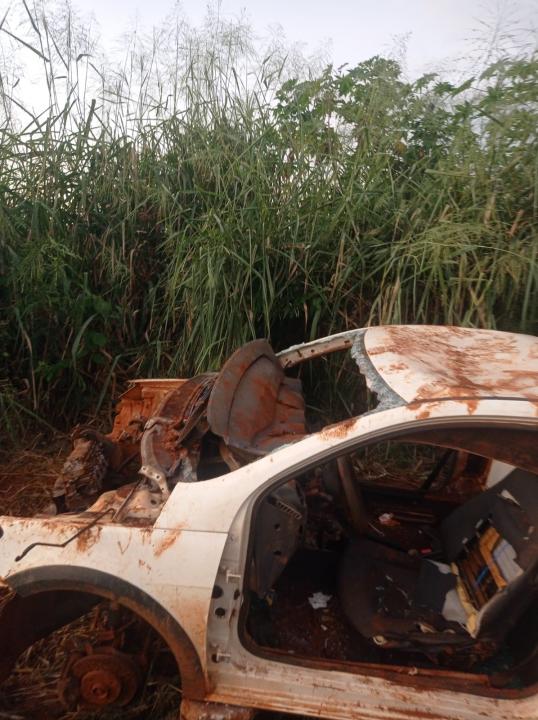 Foto 5 de 6 — Após furto, viatura de Santa Lúcia é encontrada sem as rodas e motor; 'totalmente depenada'