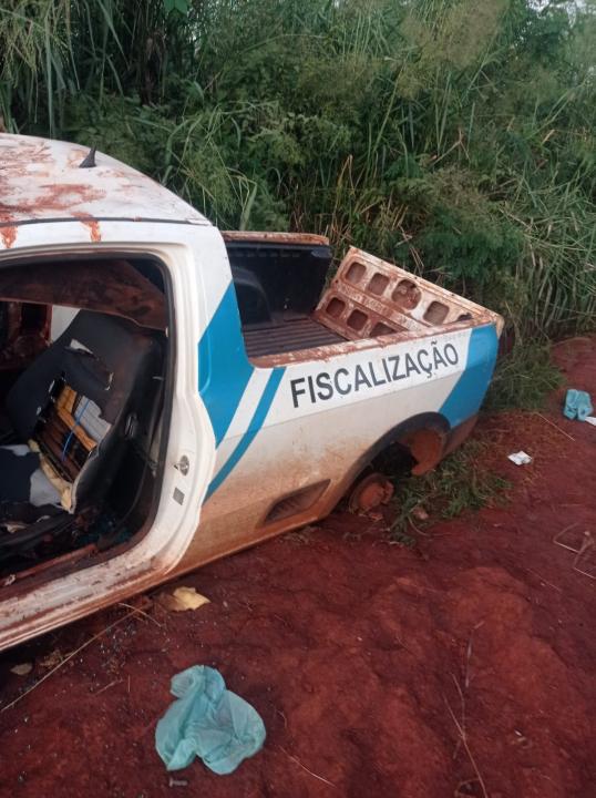 Foto 4 de 6 — Após furto, viatura de Santa Lúcia é encontrada sem as rodas e motor; 'totalmente depenada'