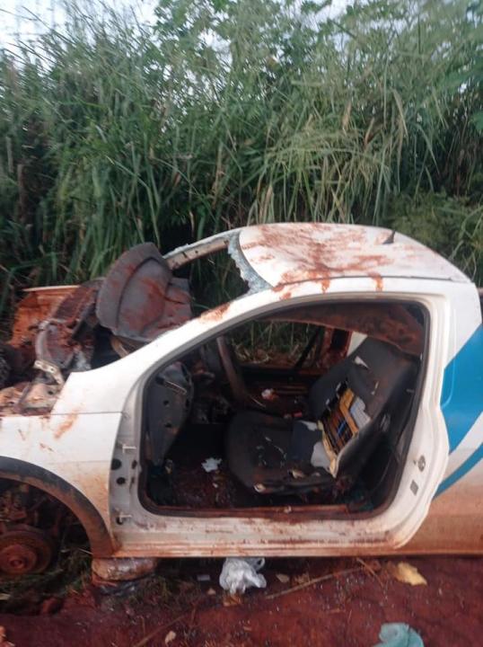 Foto 6 de 6 — Após furto, viatura de Santa Lúcia é encontrada sem as rodas e motor; 'totalmente depenada'