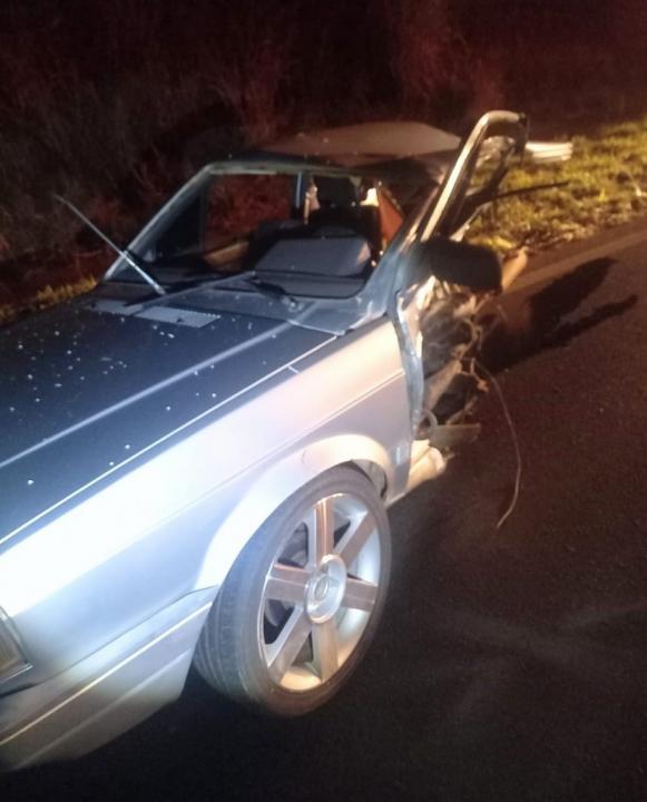 Foto 2 de 4 — Carro fica destruído e parte ao meio após acidente na rodovia Victor Maida em Nova Europa