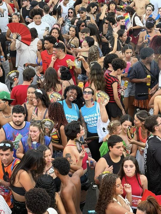 Foto 3 de 4 — Bloco 3 é Amor reúne milhares na Praça Scalamandré; veja fotos
