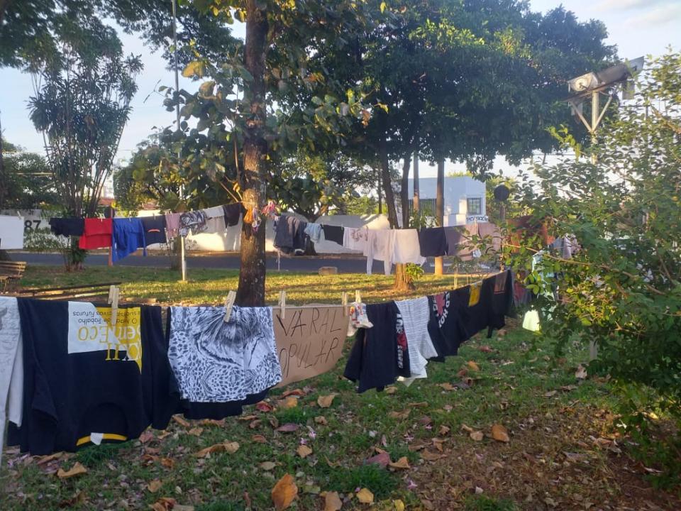 Foto 2 de 4 — Com frio intenso, Varal Popular auxilia moradores em situação de rua