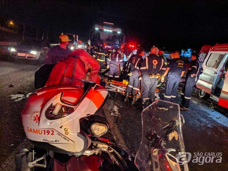 Foto 6 de 19 — Engavetamento entre 8 veículos deixa vários feridos e Bombeiros fazem resgate dramático