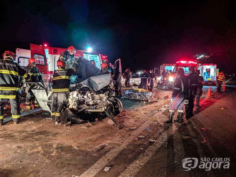 Foto 3 de 19 — Engavetamento entre 8 veículos deixa vários feridos e Bombeiros fazem resgate dramático