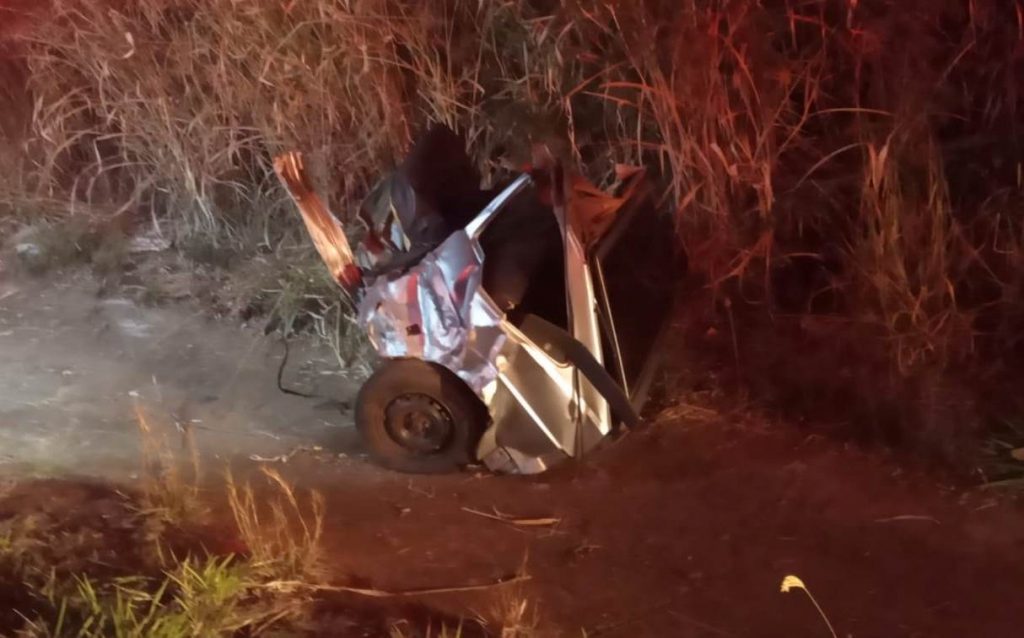 Foto 3 de 4 — Carro fica destruído e parte ao meio após acidente na rodovia Victor Maida em Nova Europa