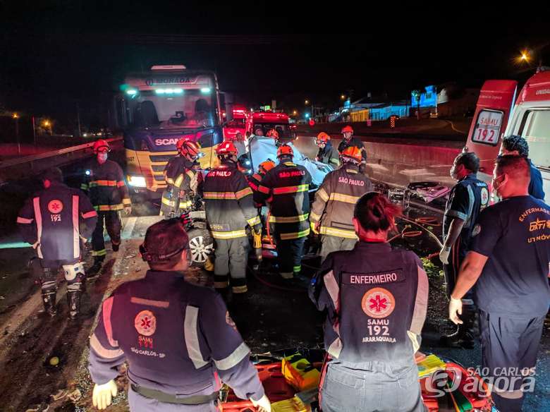Foto 14 de 19 — Engavetamento entre 8 veículos deixa vários feridos e Bombeiros fazem resgate dramático