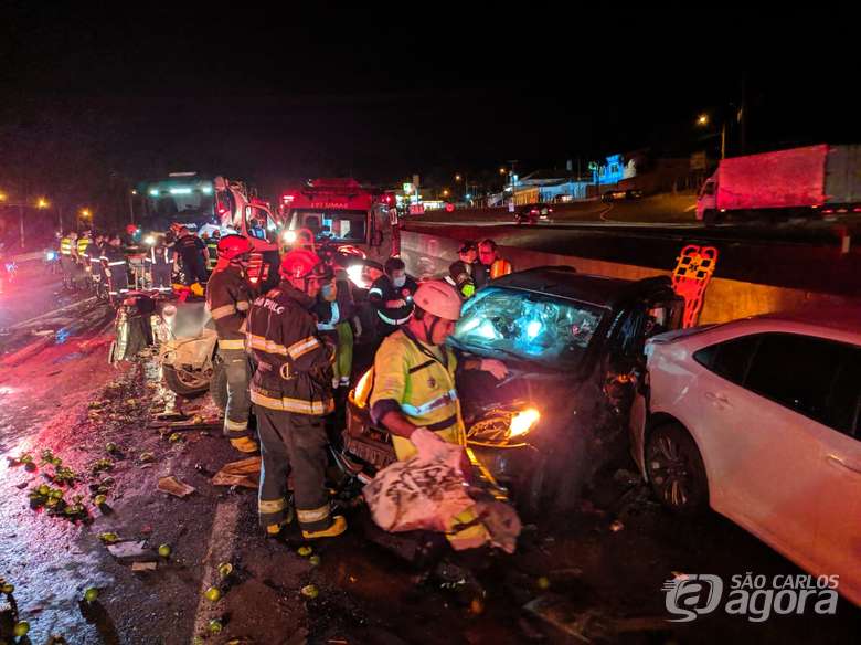Foto 9 de 19 — Engavetamento entre 8 veículos deixa vários feridos e Bombeiros fazem resgate dramático