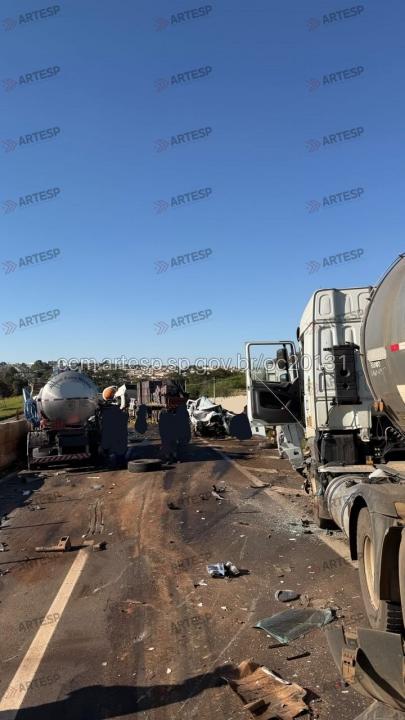Foto 3 de 7 — Engavetamento com 9 veículos e 10 vítimas fecha SP-255 de novo