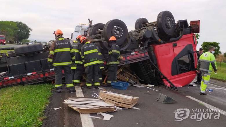 Foto 20 de 22 — Batida entre caminhão e perua deixa 10 feridos na Washigton Luís