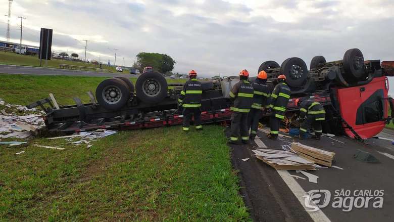 Foto 8 de 22 — Batida entre caminhão e perua deixa 10 feridos na Washigton Luís