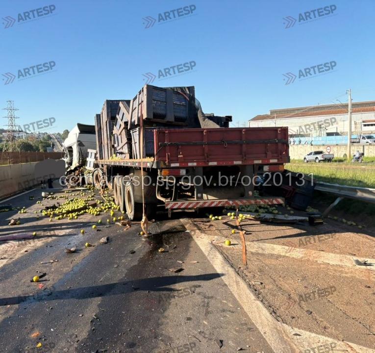 Foto 5 de 7 — Engavetamento com 9 veículos e 10 vítimas fecha SP-255 de novo