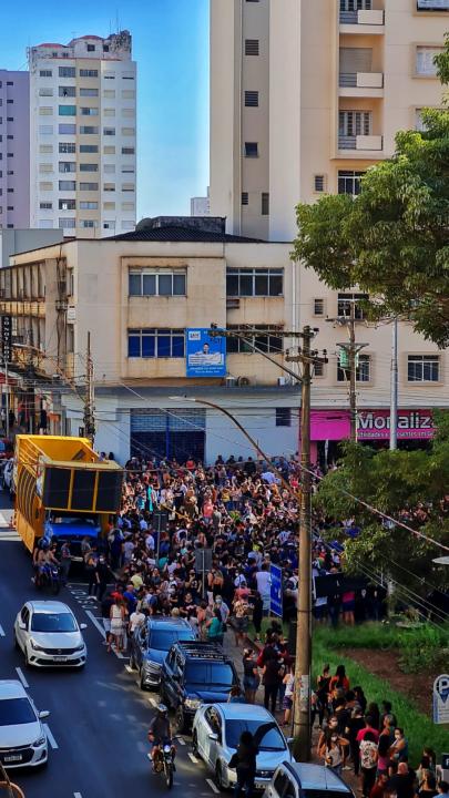 Foto 2 de 9 — Servidores fazem manifestação em frente à Prefeitura