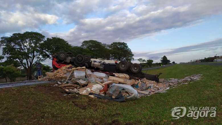 Foto 12 de 22 — Batida entre caminhão e perua deixa 10 feridos na Washigton Luís