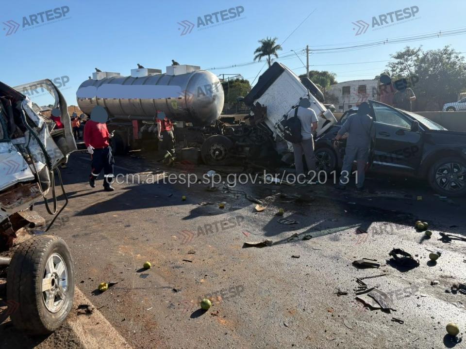 Foto 2 de 7 — Engavetamento com 9 veículos e 10 vítimas fecha SP-255 de novo