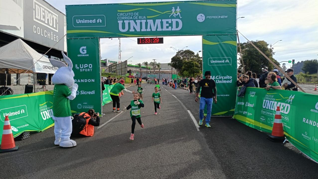 Foto 8 de 11 — Quase 1.500 corredores participam do Circuito de Corrida de Rua Unimed