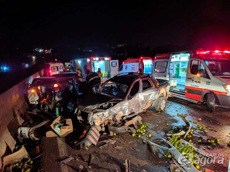 Foto 8 de 19 — Engavetamento entre 8 veículos deixa vários feridos e Bombeiros fazem resgate dramático