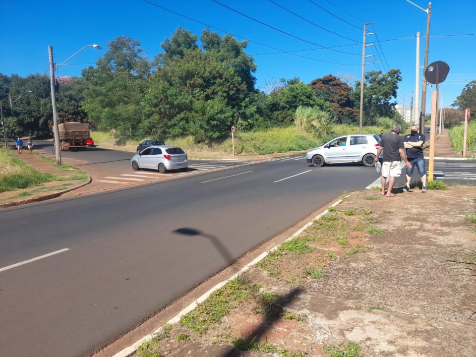 Foto 3 de 4 — Carro cai dentro de córrego após batida na Via Expressa