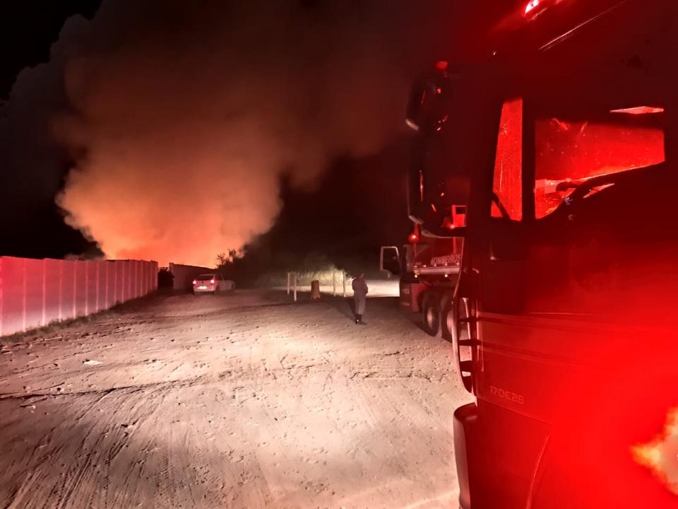 Foto 3 de 6 — Área do Daae pega fogo e espalha fumaça por toda a cidade