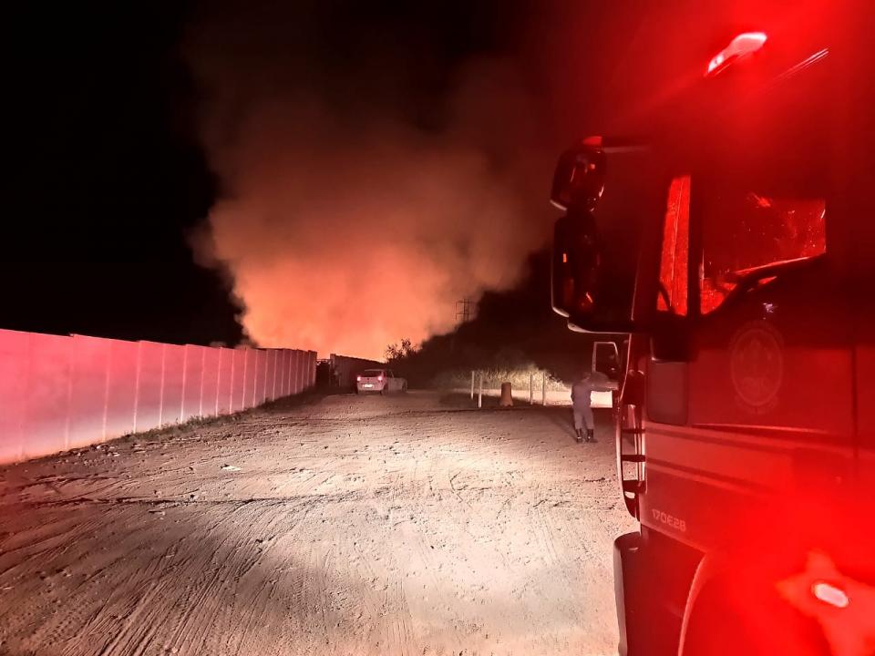 Foto 2 de 6 — Área do Daae pega fogo e espalha fumaça por toda a cidade