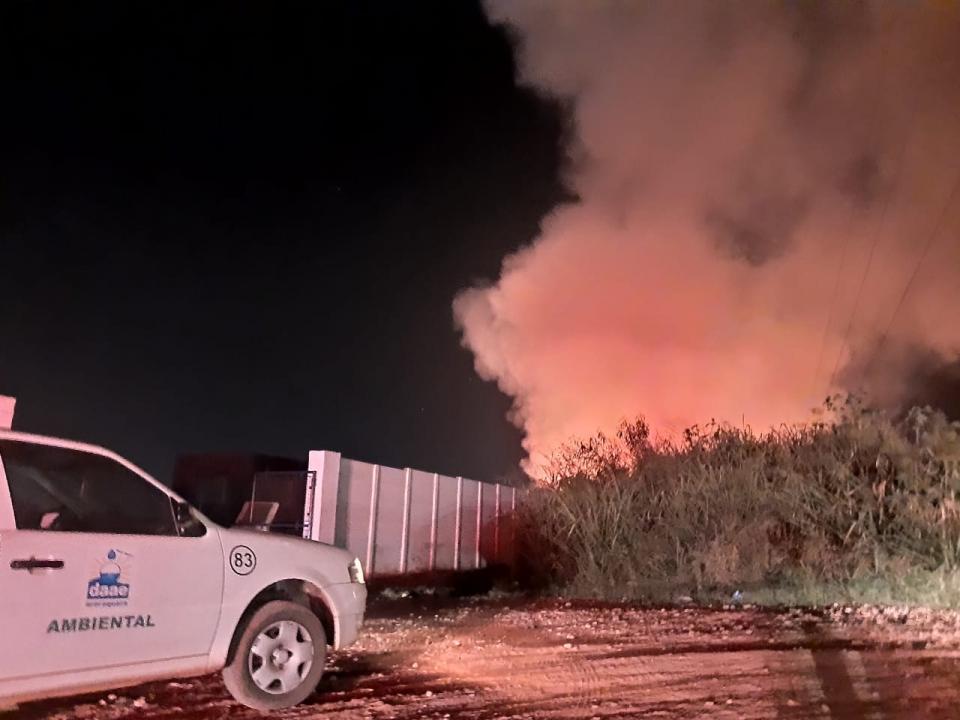 Foto 1 de 6 — Área do Daae pega fogo e espalha fumaça por toda a cidade