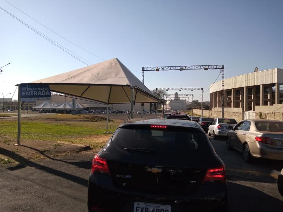 Foto 4 de 5 — ​Plantão de vacinação gera longas filas, trava Via Expressa e revolta moradores