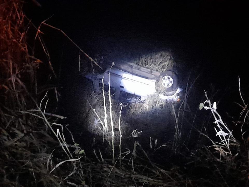 Foto 2 de 3 — Caminhonete cai de ribanceira e pescador é atropelado ao tentar socorrer motorista