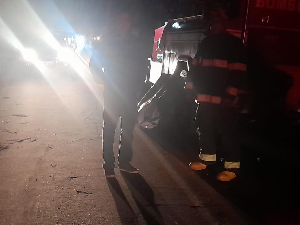 Foto 3 de 3 — Caminhonete cai de ribanceira e pescador é atropelado ao tentar socorrer motorista