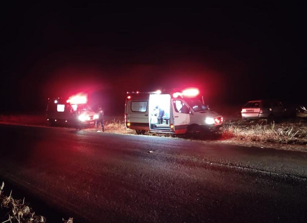 Foto 2 de 4 — Homem morre e três ficam gravemente feridos em capotamento
