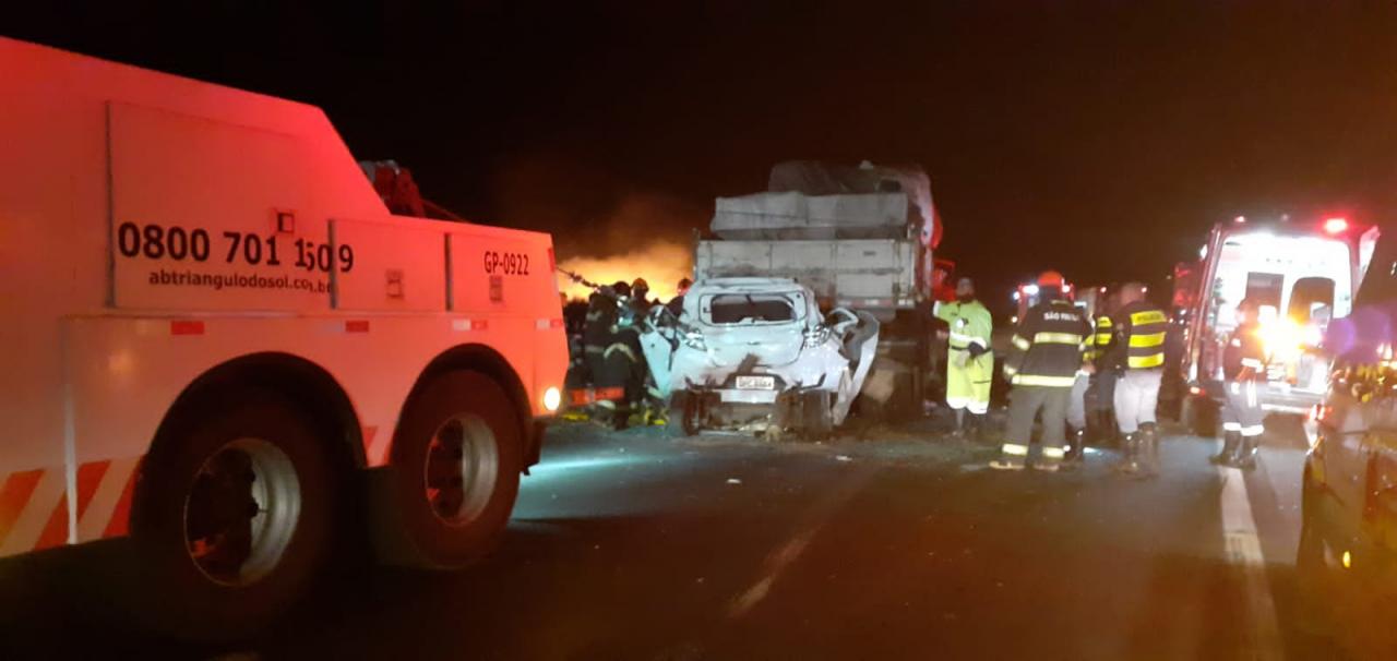 Foto 2 de 9 — Engavetamento por causa de fumaça mata mãe e filho em Araraquara