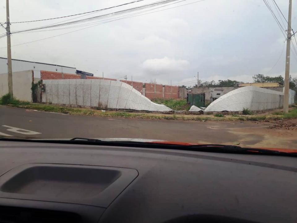 Foto 21 de 28 — Vendaval derruba barracões em distrito industrial