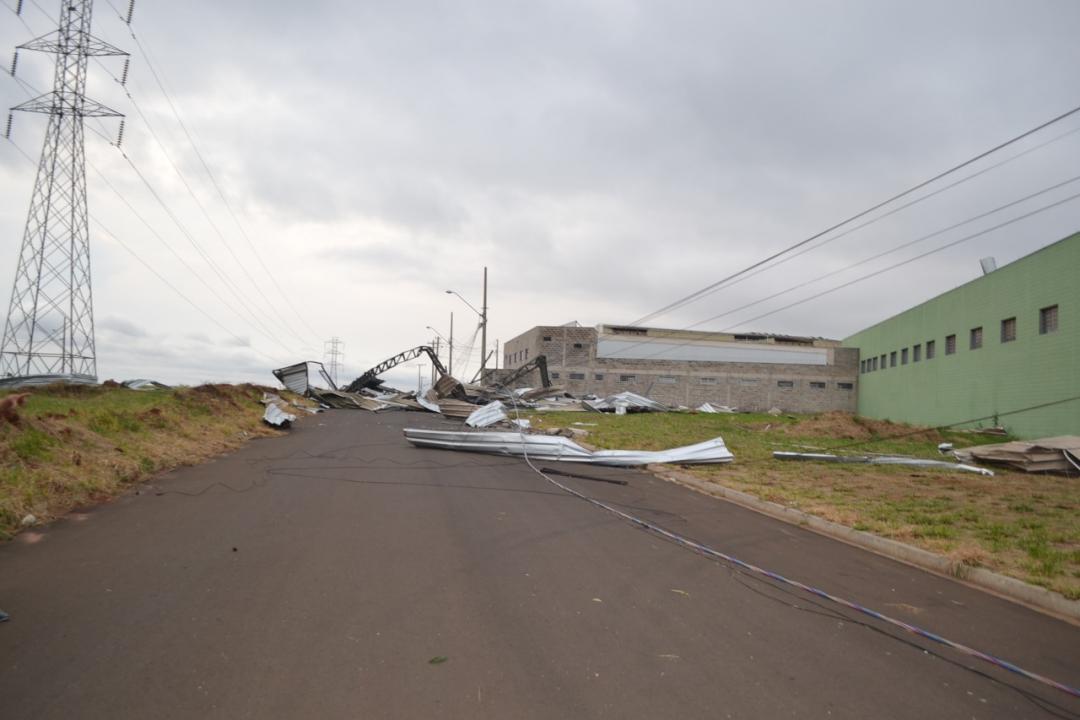 Foto 23 de 28 — Vendaval derruba barracões em distrito industrial