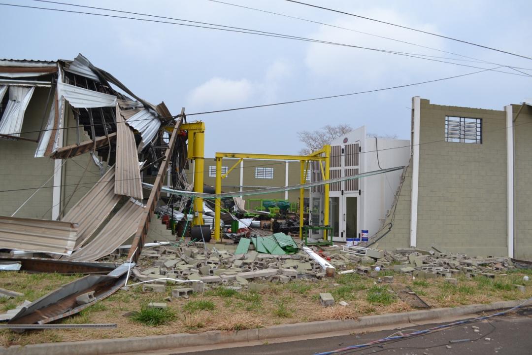 Foto 12 de 28 — Vendaval derruba barracões em distrito industrial
