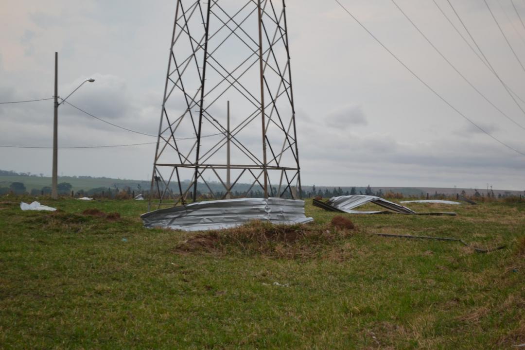 Foto 14 de 28 — Vendaval derruba barracões em distrito industrial