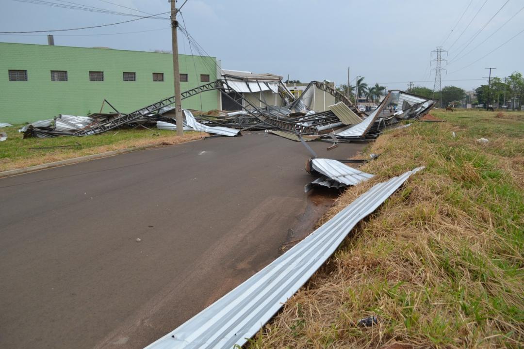 Foto 9 de 28 — Vendaval derruba barracões em distrito industrial