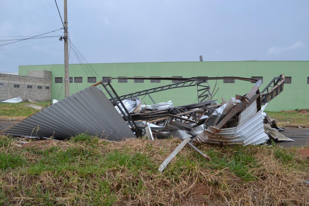 Foto 13 de 28 — Vendaval derruba barracões em distrito industrial
