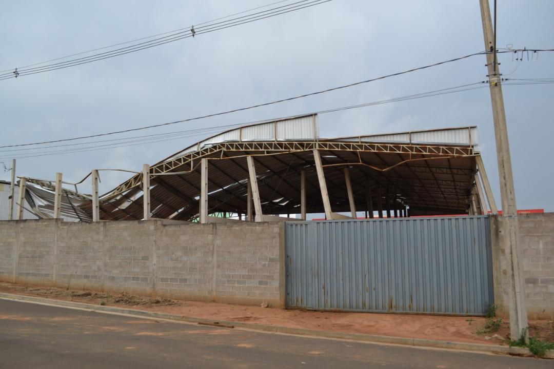 Foto 10 de 28 — Vendaval derruba barracões em distrito industrial