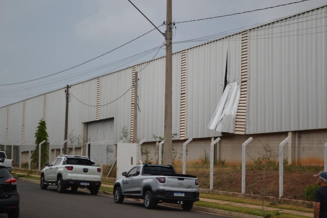 Foto 2 de 28 — Vendaval derruba barracões em distrito industrial