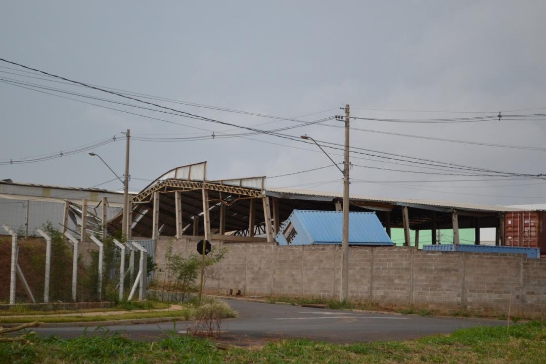 Foto 4 de 28 — Vendaval derruba barracões em distrito industrial