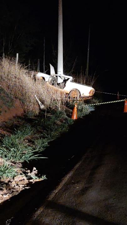Foto 2 de 6 — Motorista morre após carro bater em poste em Araraquaea