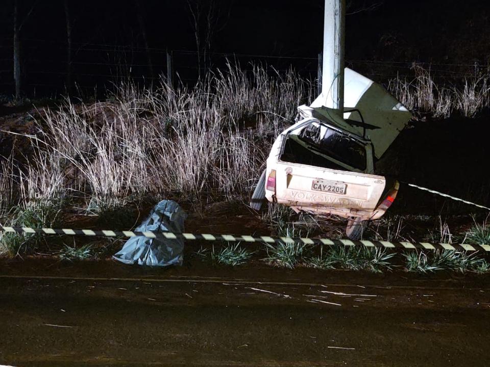 Foto 3 de 6 — Motorista morre após carro bater em poste em Araraquaea