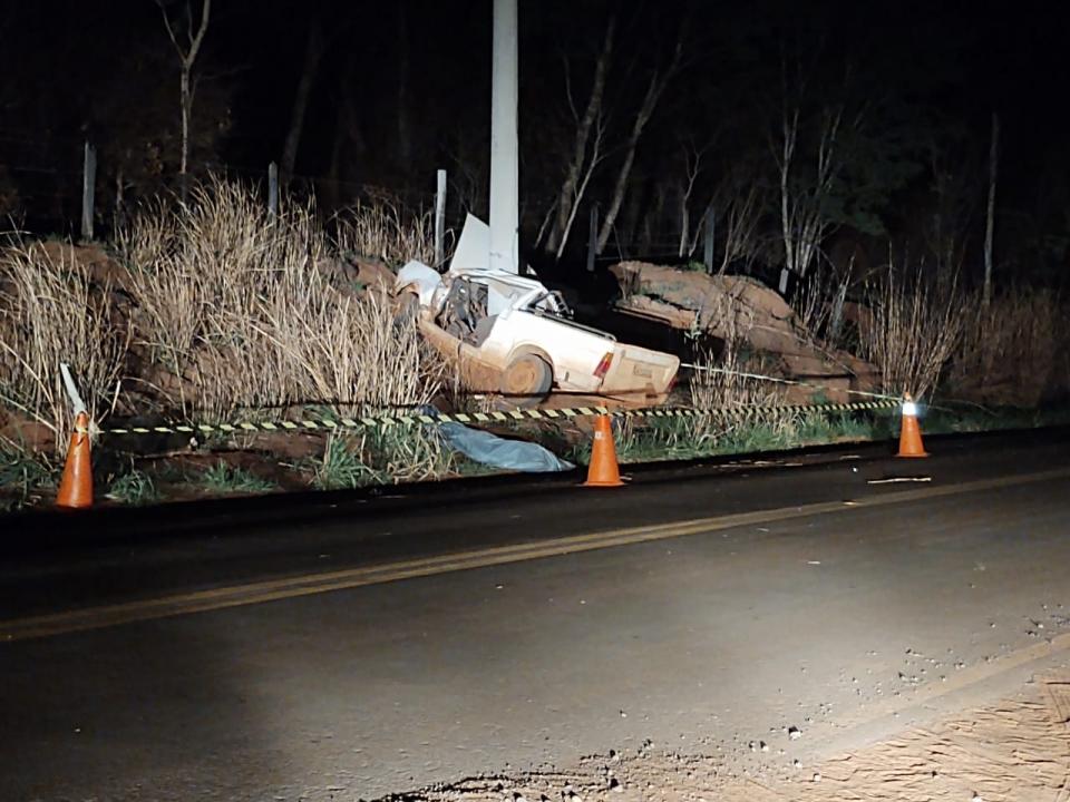Foto 6 de 6 — Motorista morre após carro bater em poste em Araraquaea