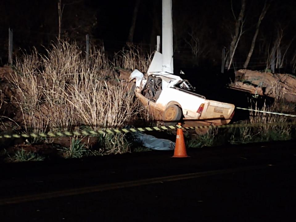 Foto 4 de 6 — Motorista morre após carro bater em poste em Araraquaea