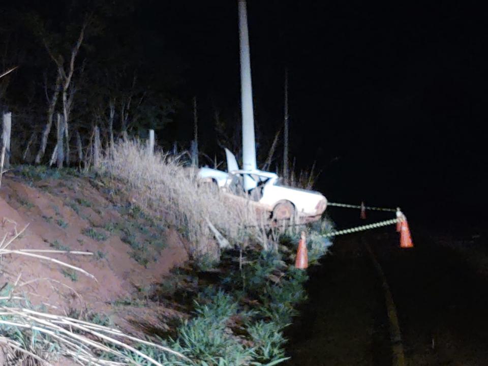 Foto 5 de 6 — Motorista morre após carro bater em poste em Araraquaea