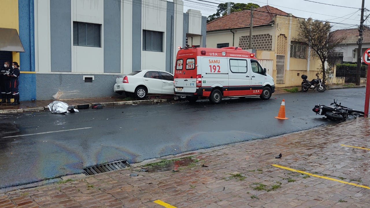 Foto 2 de 4 — Trabalhador morre em acidente entre carro e moto no Centro