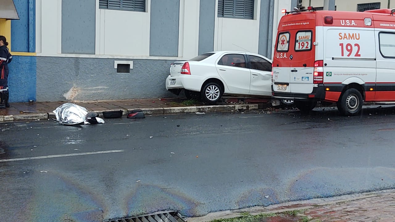Foto 3 de 4 — Trabalhador morre em acidente entre carro e moto no Centro
