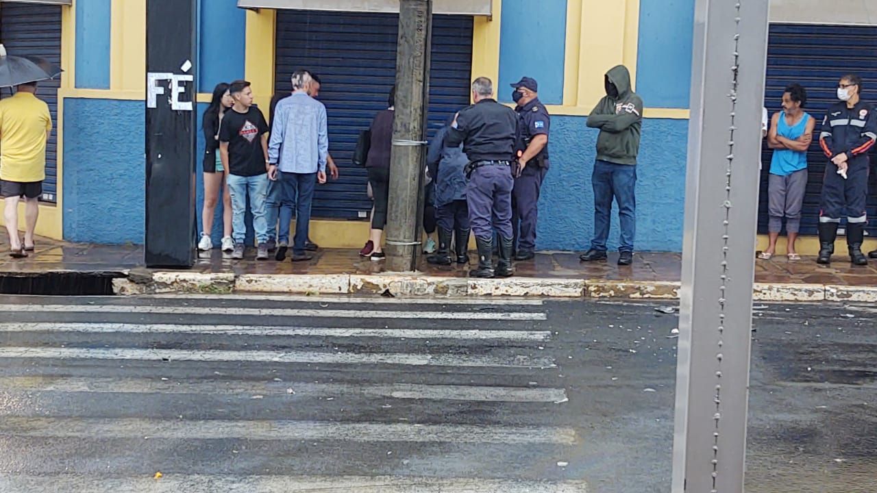 Foto 4 de 4 — Trabalhador morre em acidente entre carro e moto no Centro