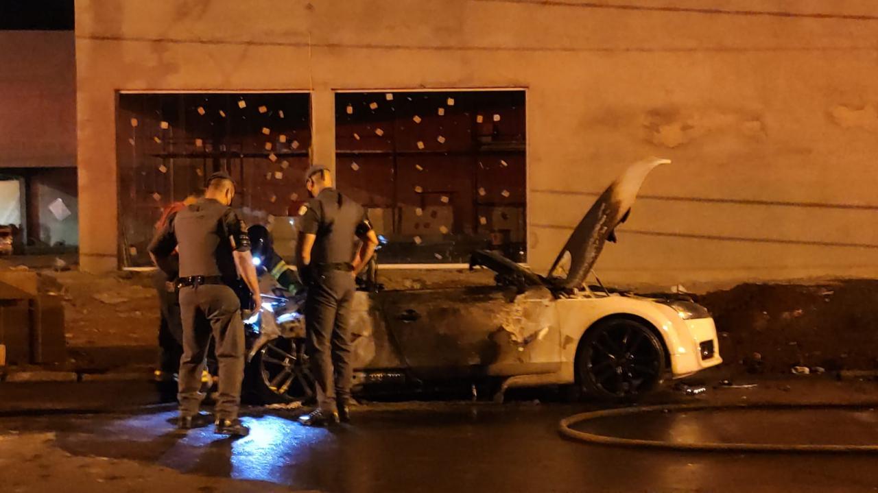 Foto 5 de 7 — VIDEO: Audi TT, avaliado em R$190 mil, pega fogo na Vila Harmonia